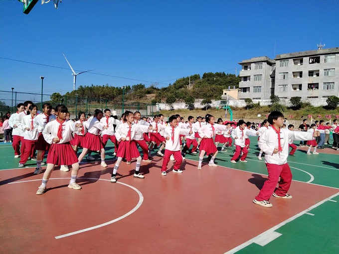 图：江永县松柏中心小学举行武术操比赛.jpg