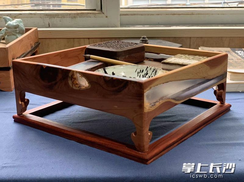 修复好的茶几