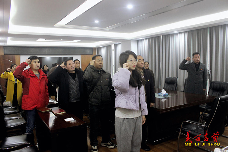 学思想、强党性、重实践、建新功——吉首融媒开展主题党日暨“周五”学习活动2.jpg 学思想、强党性、重实践、建新功——吉首融媒开展主题党日暨“周五”学习活动2.jpg