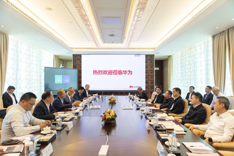 周海兵与徐直军座谈。长沙晚报全媒体记者 郭雨滴 摄