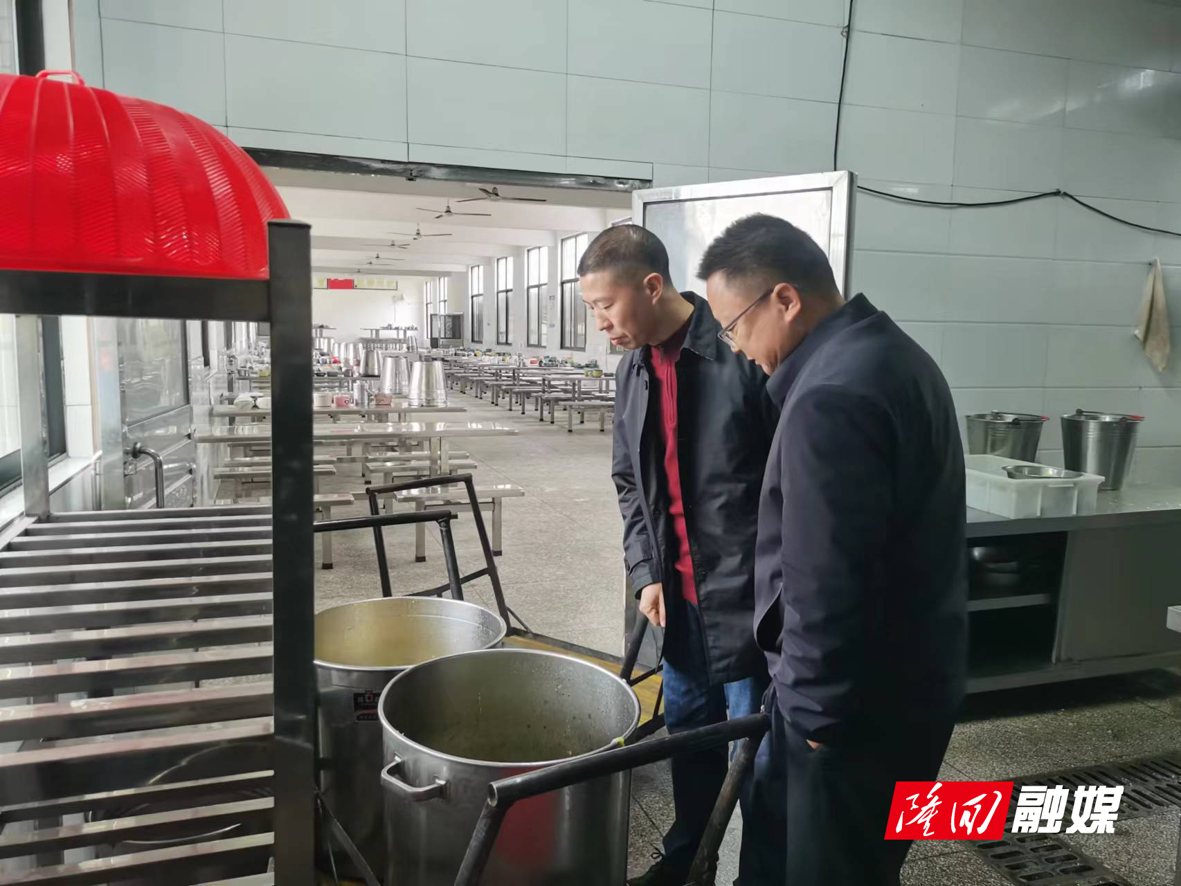刘海秋调研校园食品安全和利剑护蕾等工作(图1)