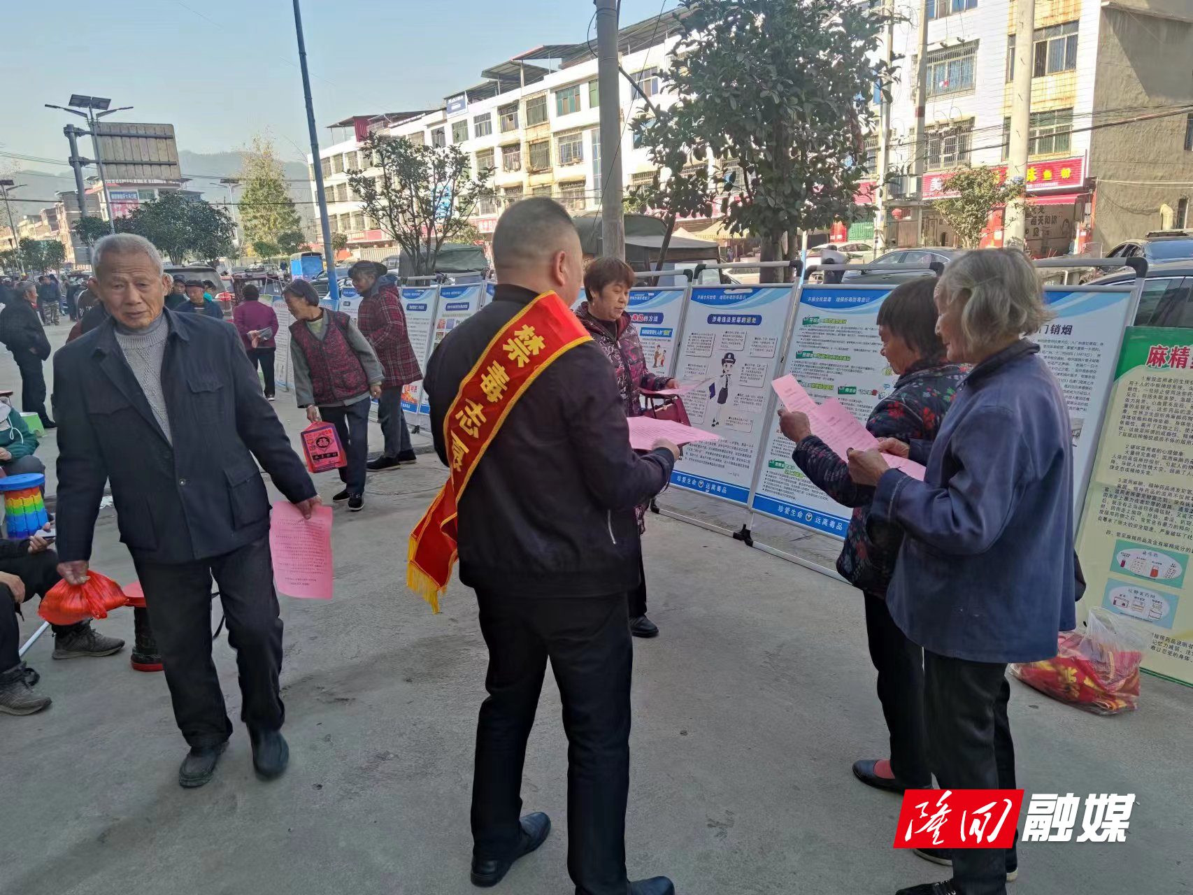 南岳庙镇禁毒协会开展禁毒宣传进农村活动(图1)