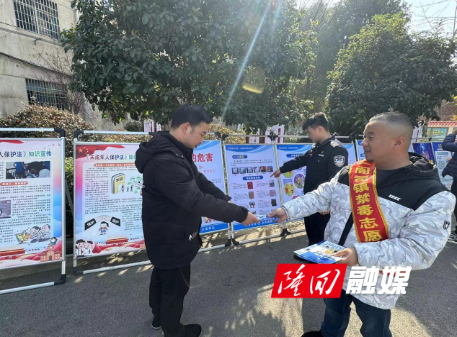 三阁司镇开展禁毒、反电诈、利剑护蕾进单位宣传活动(图1)