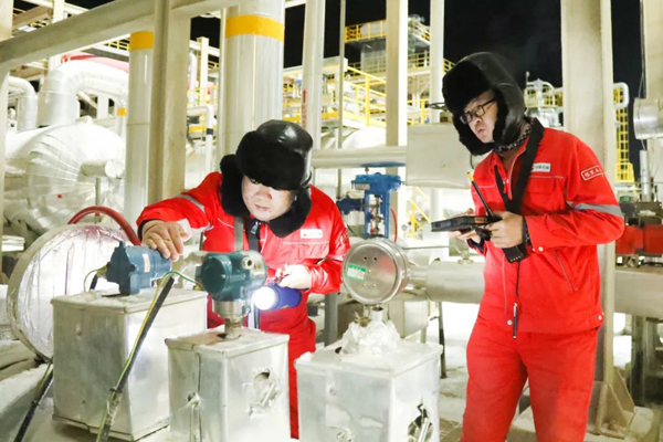塔里木油田塔西南勘探开发公司泽普采油气管理区阿克处理厂员工在集气区巡检。乃毕江摄