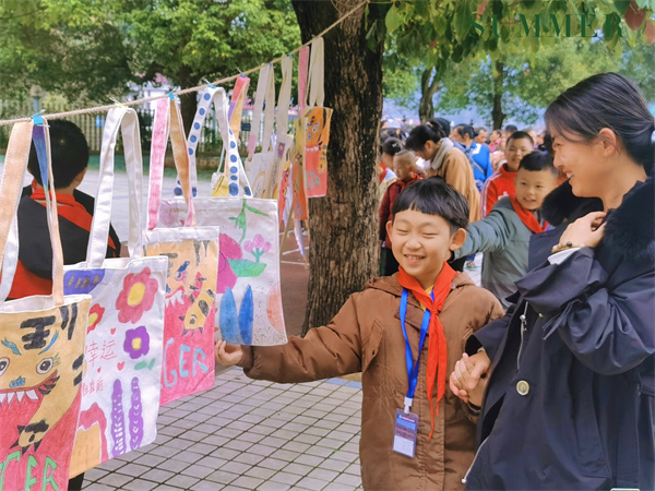 禾滩镇中心小学艺术展演.jpg