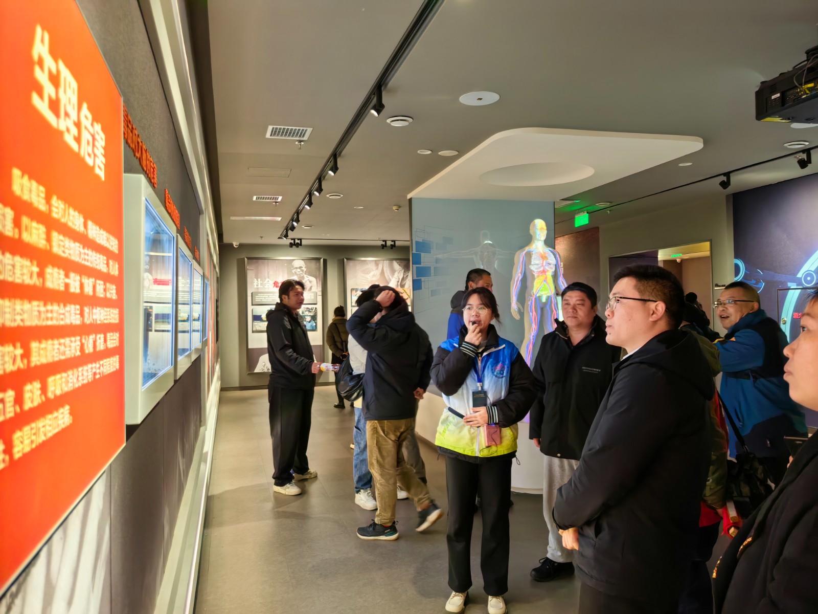 2023年12月13日,新站社区新时代文明实践站在市禁毒基地开展“珍爱生命 远离毒品”禁毒科普教育志愿服务活动 (3).jpg