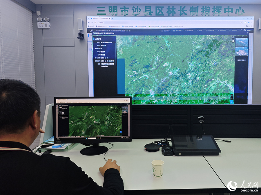 沙縣區林業局工作人員通過福建省林業無人機管理信息系統對轄區內林地進行監測。人民網 黃東儀攝