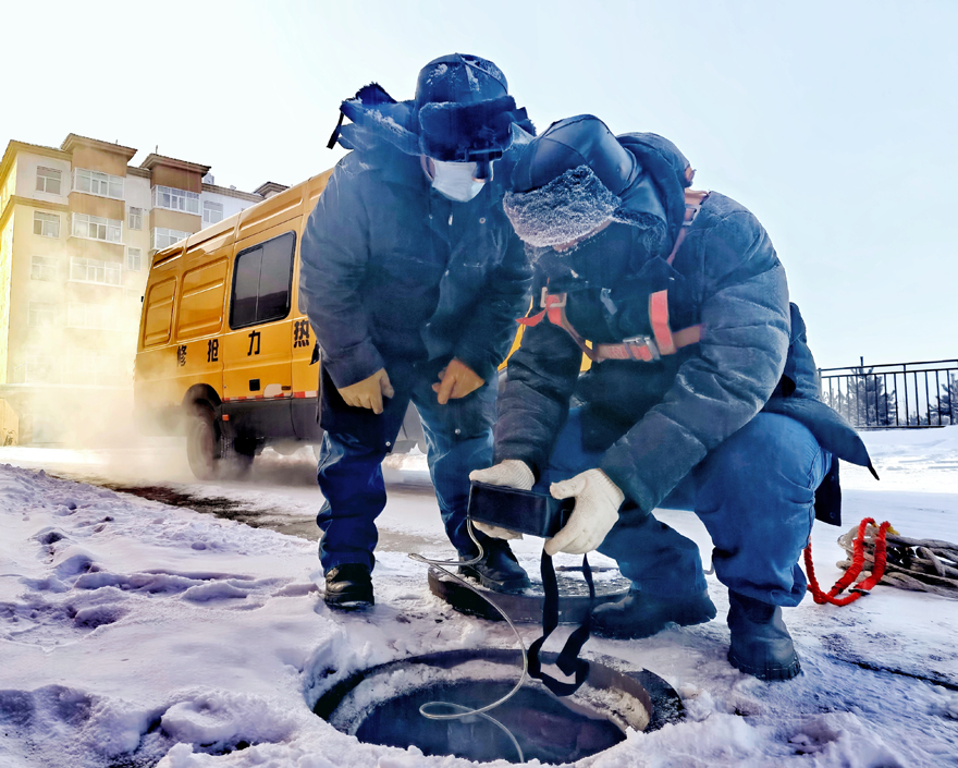 在内蒙古根河，华能蒙东公司供热人员冒着零下40多度的严寒进行井室巡检，确保居民家中暖意融融。刘澎摄