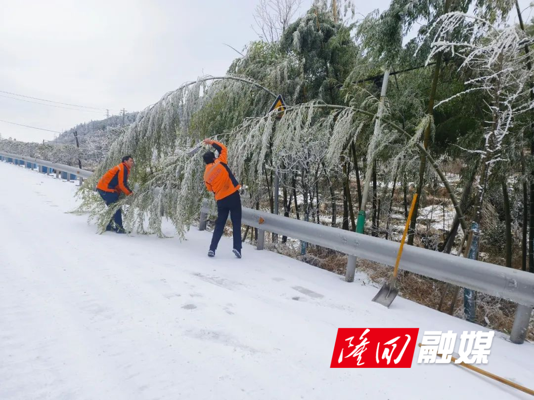 隆回县公路建设养护中心：以雪为令 全力开展抗冰保畅工作(图1)