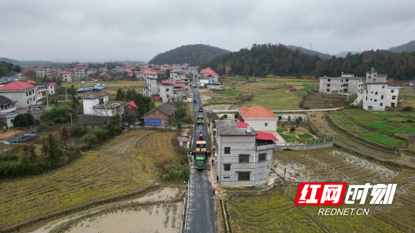 金紫乡：修路便民暖人心 乡村振兴路先行1.jpg