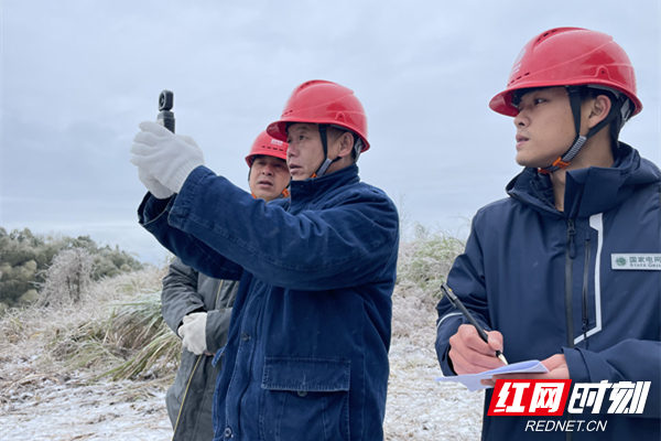 寒潮来袭 电力工作者顶风冒雪守护市民温暖