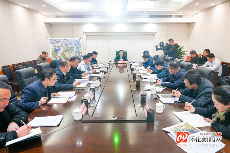 12月17日下午，市委副书记、市长黎春秋专题调度龙田湾项目开发建设工作。（怀化日报全媒体记者 潘雨 