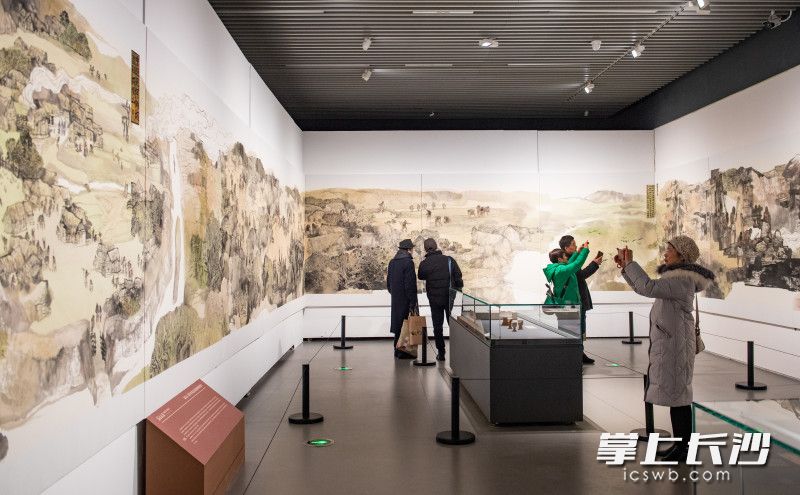 12月18日，万古长歌·湖南史前文明图卷展在湖南美术馆展出，文化艺术爱好者和老师们正在观看展览。