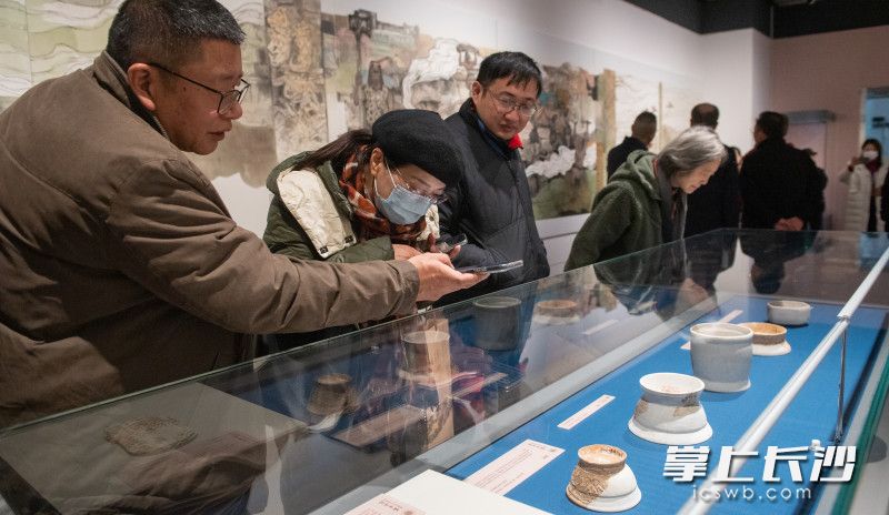 12月18日，万古长歌·湖南史前文明图卷展在湖南美术馆展出，文化艺术爱好者和老师们正在观看展览。