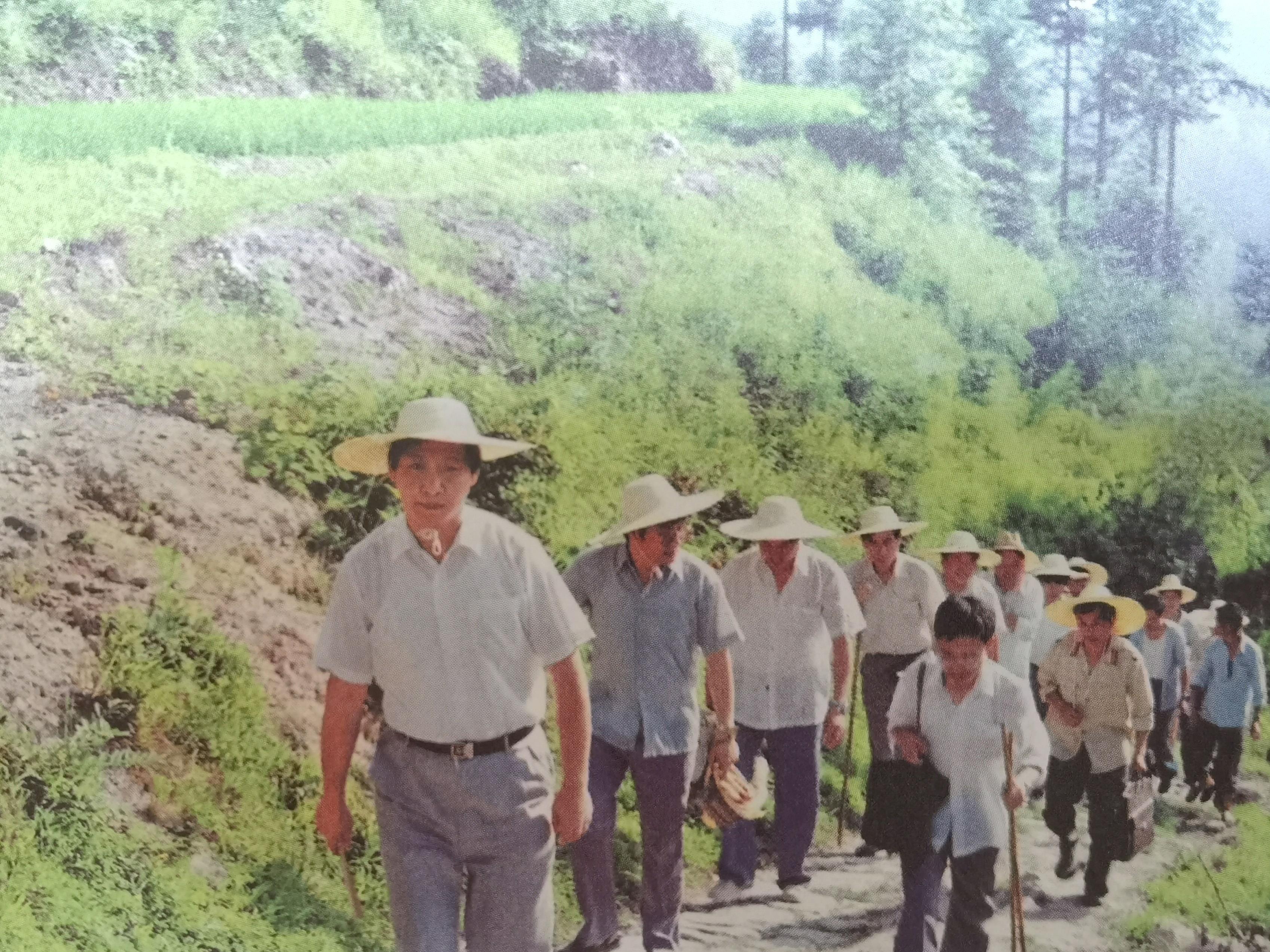 1989年7月,习近平冒着酷暑,带头步行到下党乡调研。