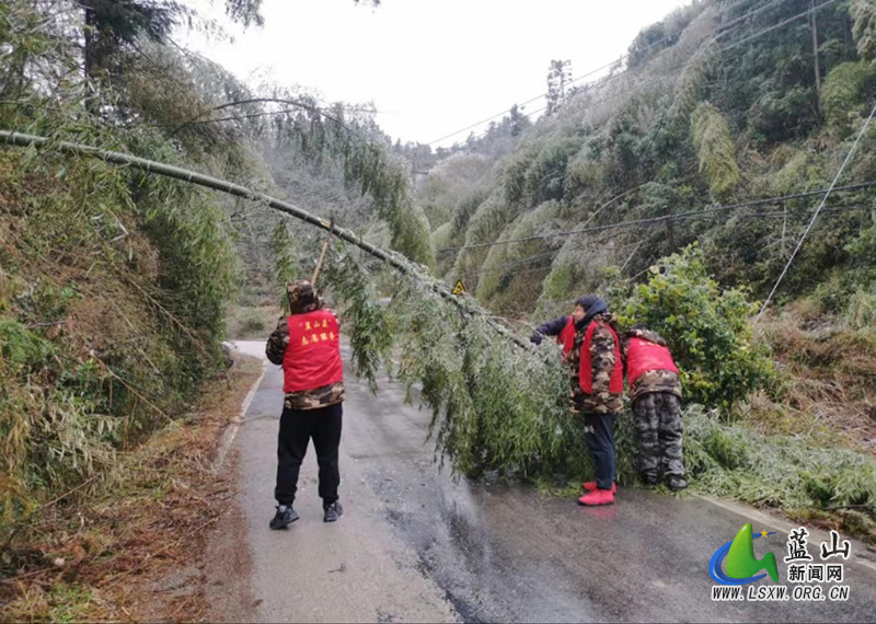 浆洞瑶族乡：清路障除冰雪 守护村民平安出行2.jpg