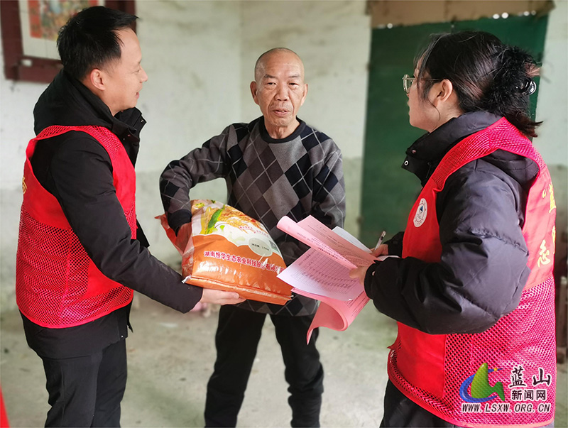 所城镇开展低温寒潮走访困难群众活动1.jpg