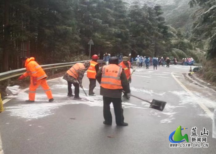 低温冰冻天气 公路人在坚守1.jpg