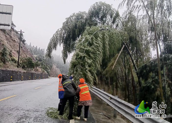 低温冰冻天气 公路人在坚守2.jpg