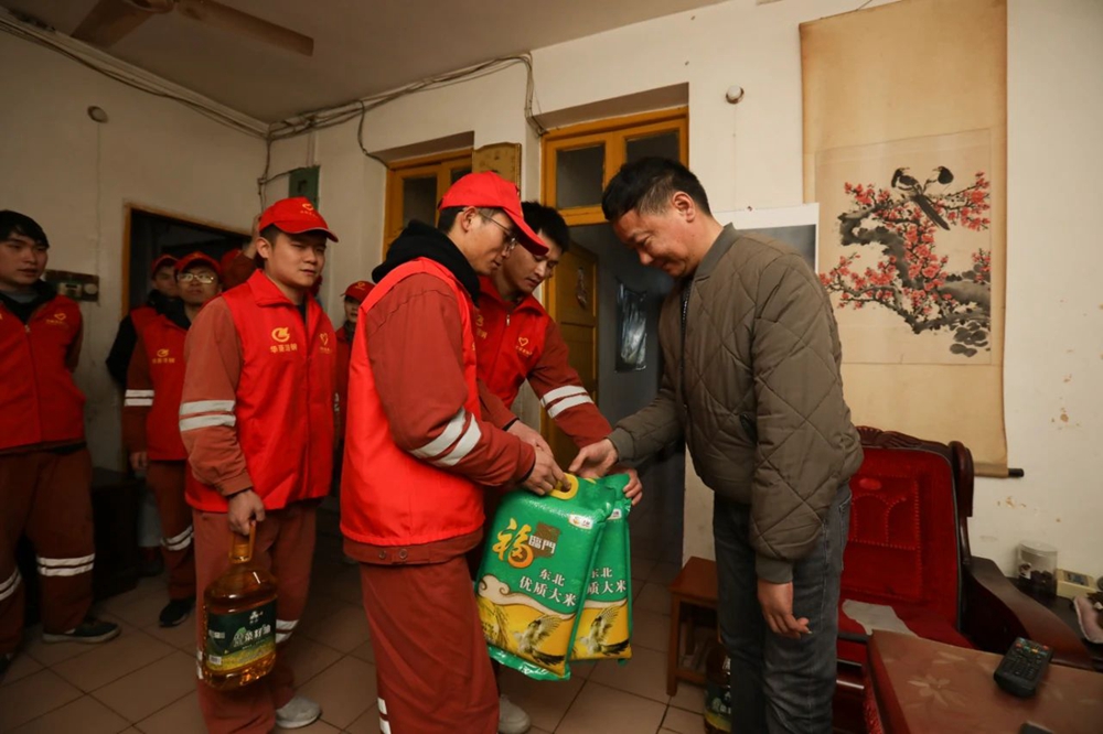 漣鋼青年關(guān)愛困難職工_副本.jpg