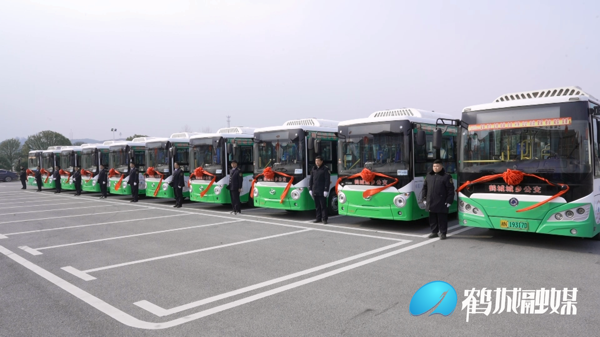 鹤城区城乡客运一体化开通 首批10条公交线路正式运行.mp4_20231221_160407.069.png