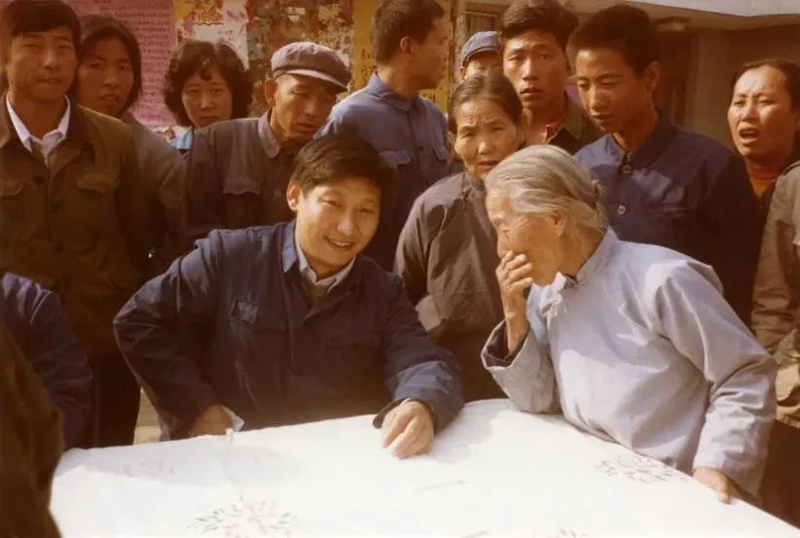 1983年,时任河北正定县委书记的习近平,临时在大街上摆桌子听取老百姓意见。
