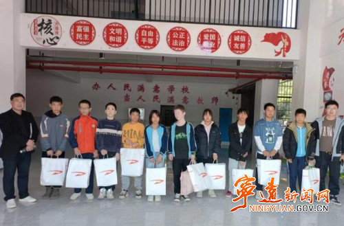 宁远：校园“四心”行动 情暖学子_副本500.jpg