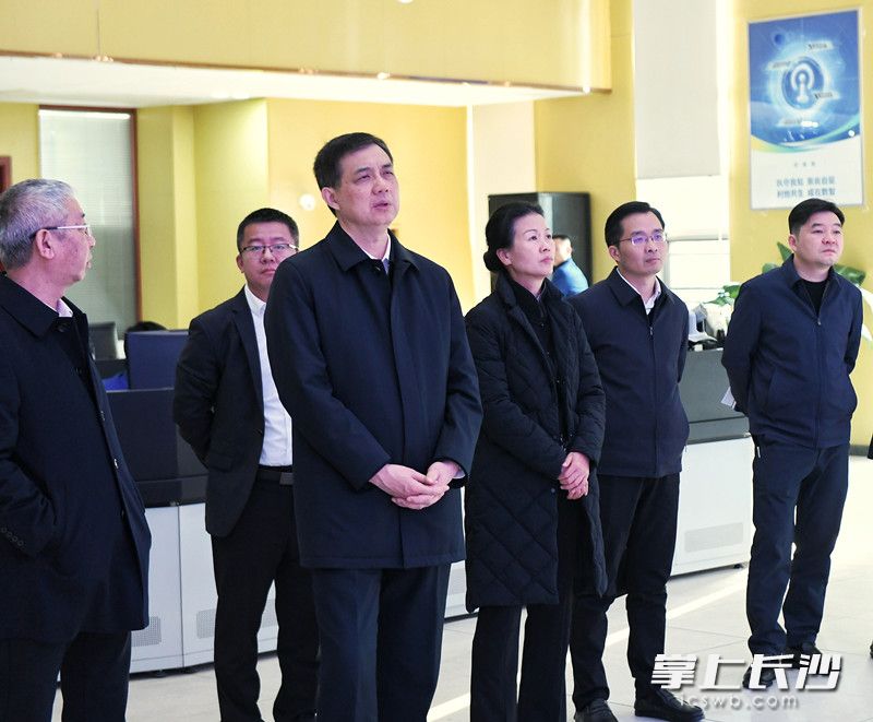 周海兵在长沙新奥燃气指挥调度中心，调研燃气保供工作。长沙晚报全媒体记者 郭雨滴 摄