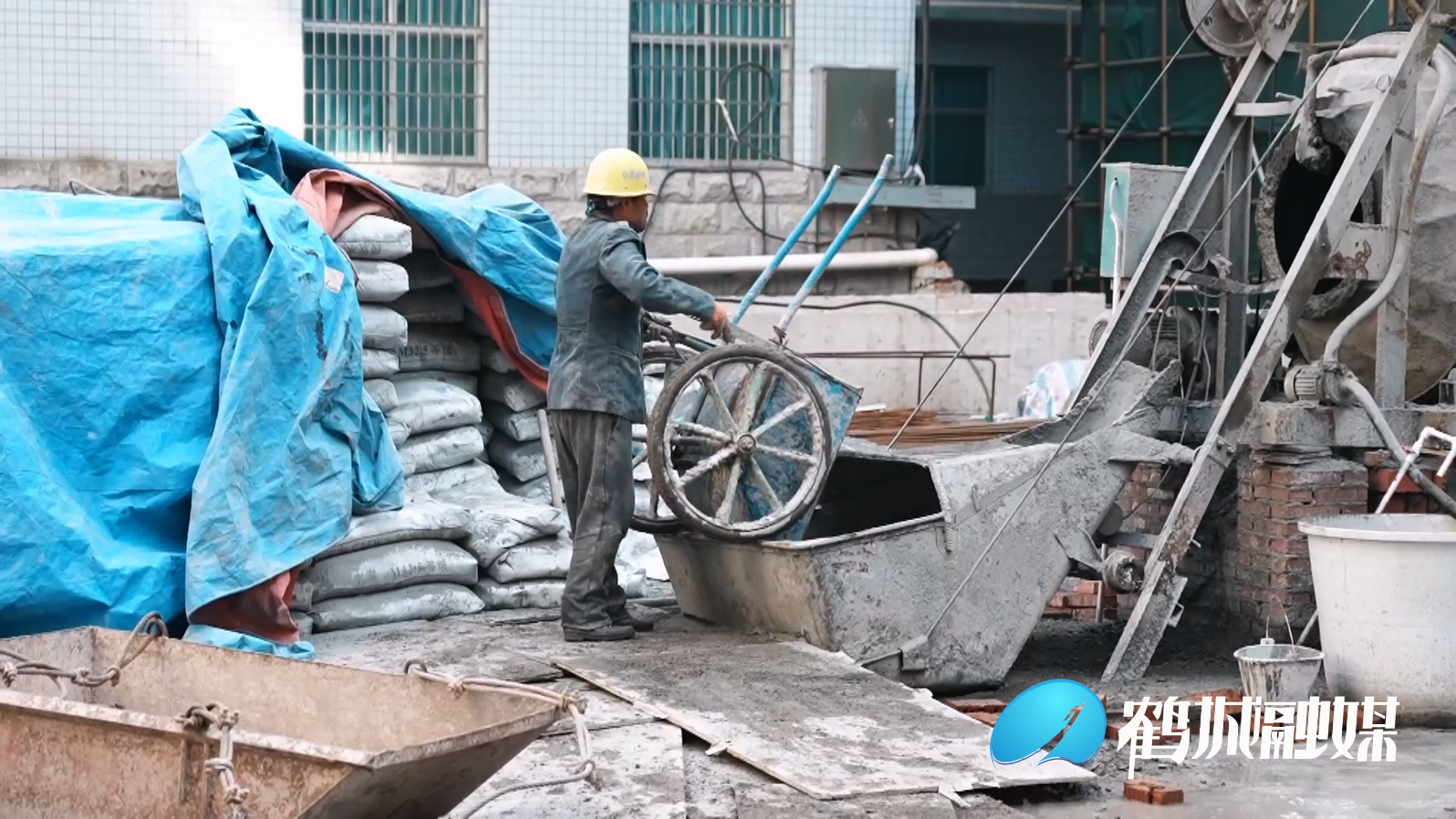 怀化市鹤城区妇幼保健院扩建综合楼项目有序施工（半成品）.mp4_20231227_161225.645.jpg