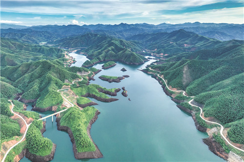 蓝山县毛俊镇毛俊水库，碧水青山，风光旖旎。 (彭华  摄).jpg