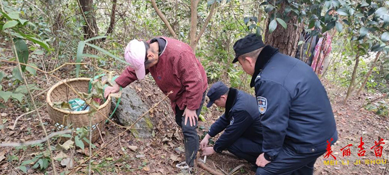 村民砍柴被锁缠 民警解难入深山1.jpg