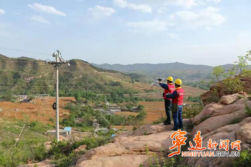 宁远：翻山越岭巡线路   确保百姓暖度冬_副本500.jpg