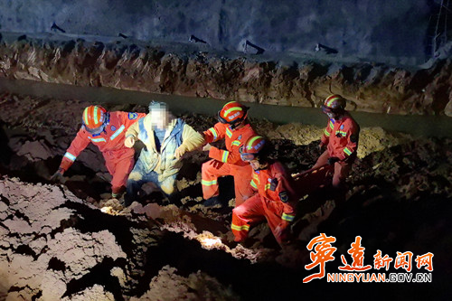 宁远：深夜工地“天降醉汉” 消防成功救援_副本500.jpg