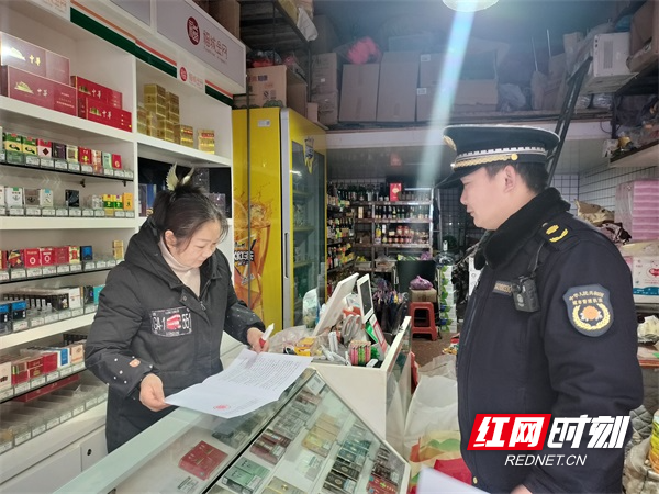 图一执法队员深入辖区门店发放烟花爆竹“禁燃禁放”宣传资料。.jpg