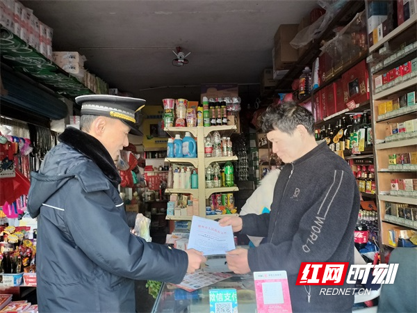 图二执法队员深入辖区门店发放烟花爆竹“禁燃禁放”宣传资料。.jpg