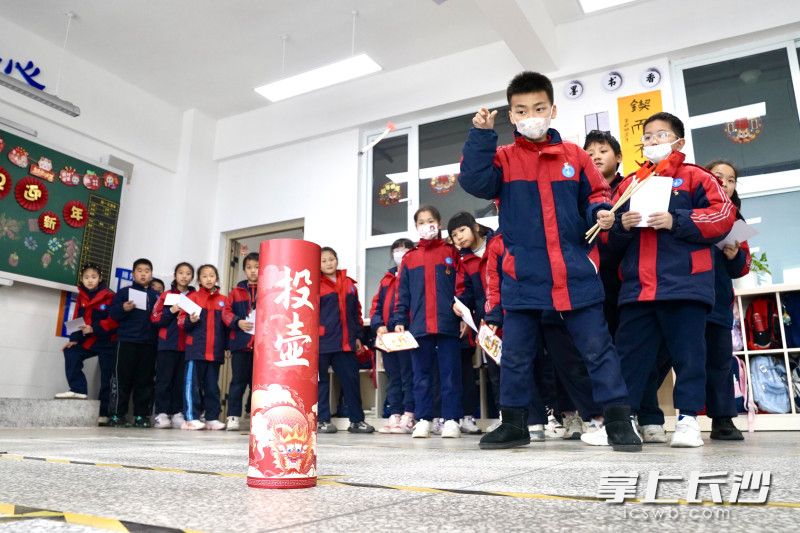 全校学生在新年来临之际，赴一场潮味十足的元旦游园会。