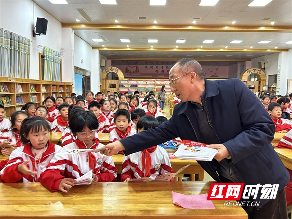 图三普法志愿者为郴江小学的青少年发放法律宣传资料，并现场赠送法治书籍。.jpg