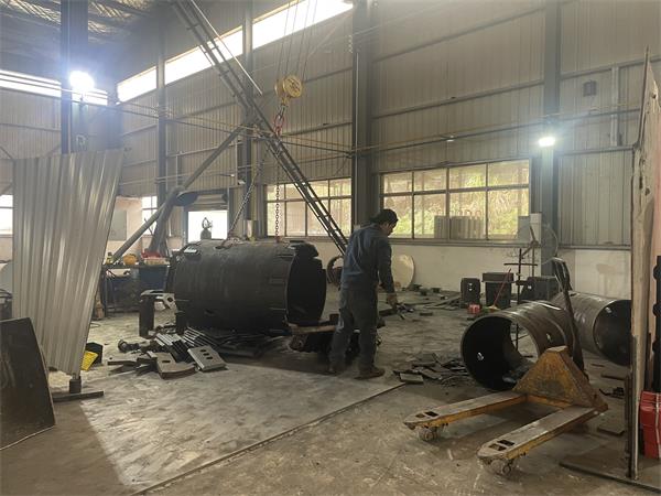 湖南宏力机械有限公司厂房内工人正在热火朝天的生产.jpg