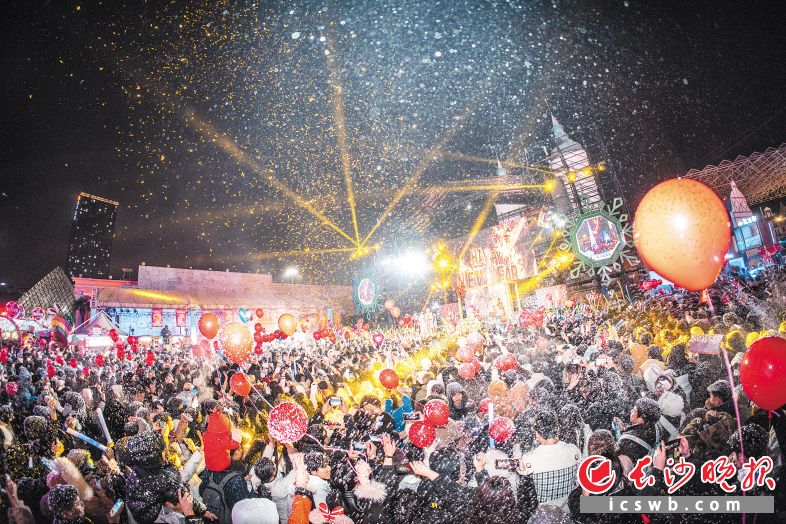 喷雪大战、祈愿亮灯、狂欢派对……跨年夜，上万名游客来到长沙世界之窗，一起喜迎新年的到来。长沙晚报全媒体记者 贺文兵 通讯员 邓婷 摄影报道