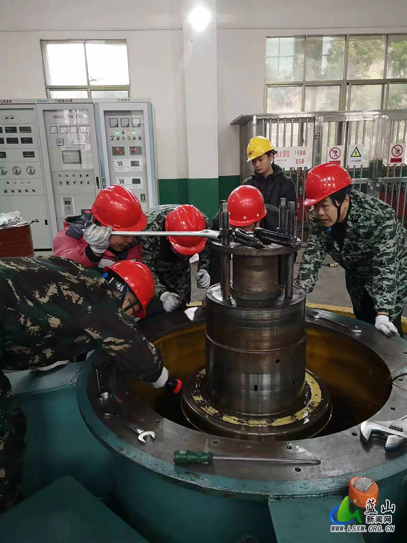 抢修中党员带头.jpg
