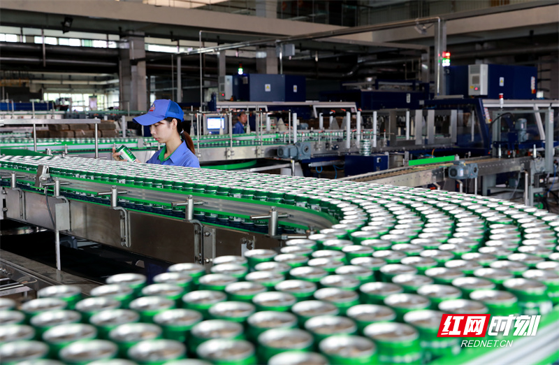青岛啤酒郴州公司利用优质东江湖水生产啤酒等产品。（2）.JPG