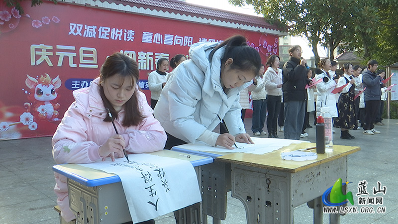 县明德实验小学开展“庆元旦·迎新春·阅读汇演展示”活动2.jpg