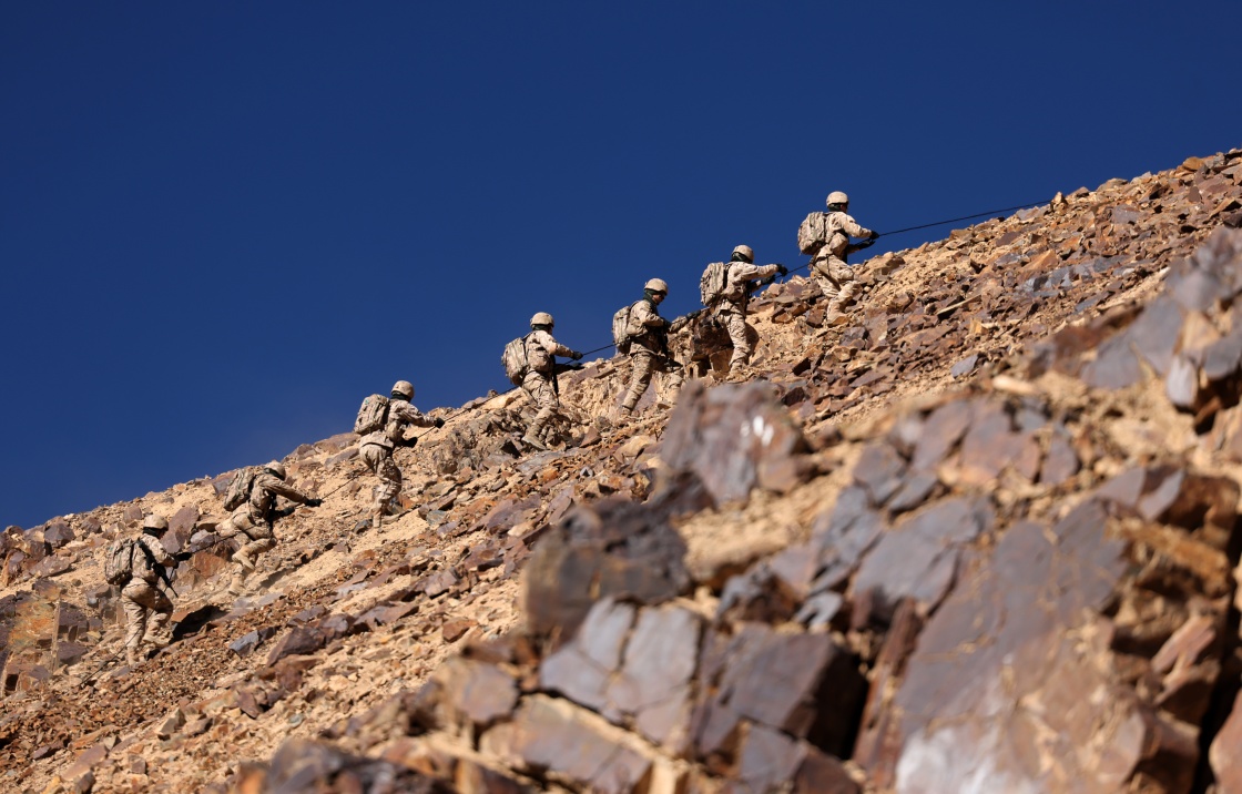 1月2日，新疆军区某团组织侦察班组开展山地攀登训练。