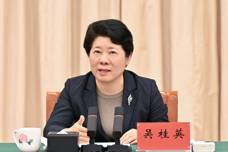 省委常委、市委书记吴桂英讲话。