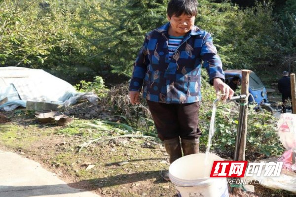 接入水管后，山泉水通到了村民家门口。.png