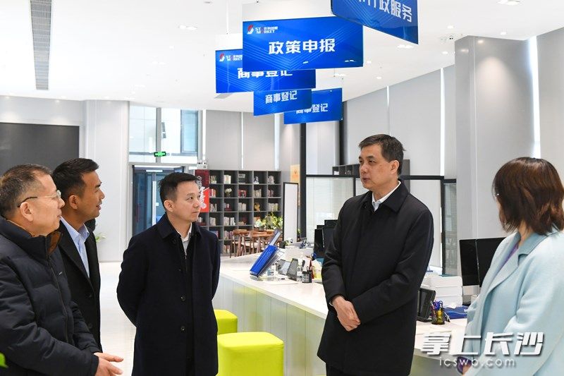 周海兵调研企业上市服务工作。长沙晚报全媒体记者 郭雨滴 摄