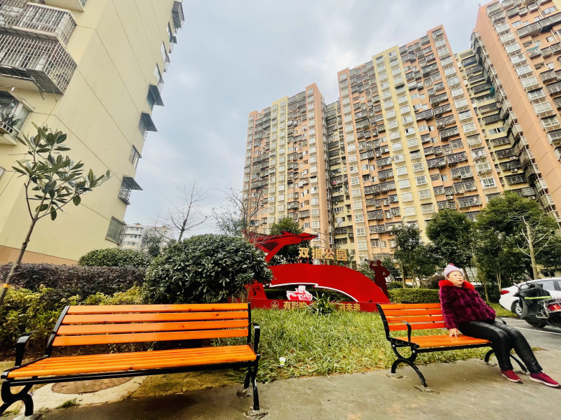 不僅解決安防問題，小區(qū)還新添綠植和游園設(shè)施，休閑公園舒適漂亮。