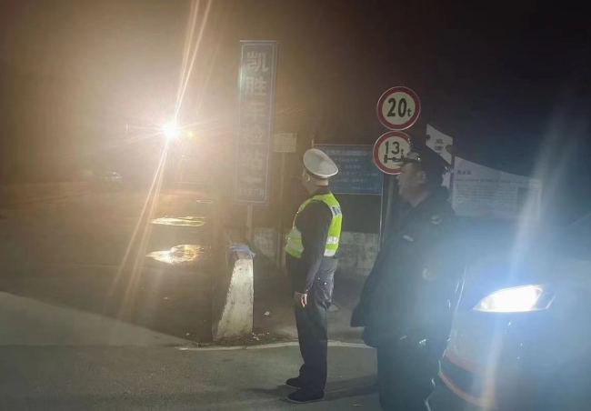 双清区开展超限超载夜间路面联合治超专项执法行动(图1)