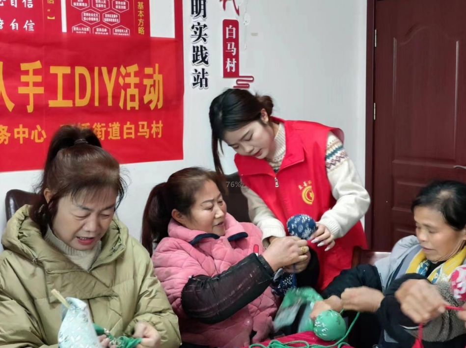 双清区：巧做艾草锤 幸福老人心(图2)