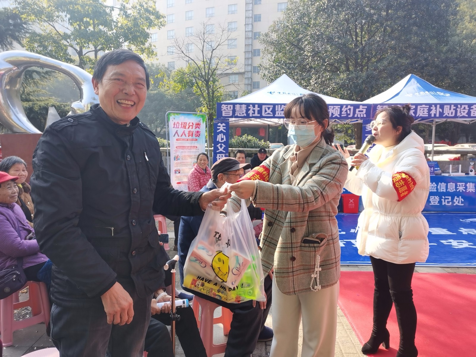 2024.1.12枫树新村社区在社区小广场开展“提高安全意识 倡导文明风尚 智智生活 保驾护航”文艺活动5.jpg